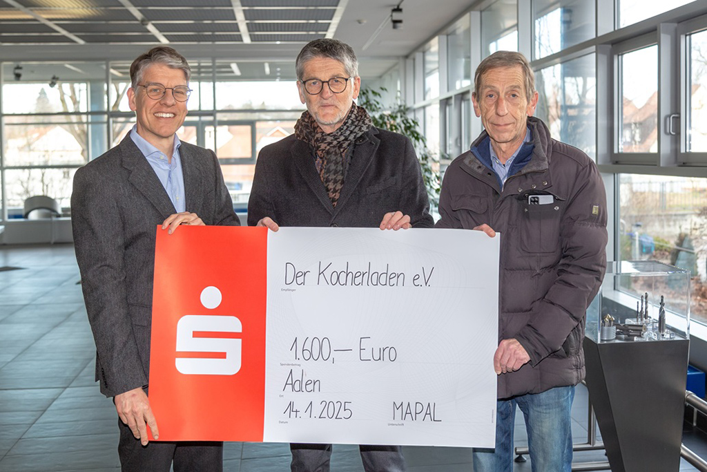 Dr. Jochen Kress, Thomas Hiesinger and Gerhard Vietz hold the donation cheque for the Kocherladen in their hands